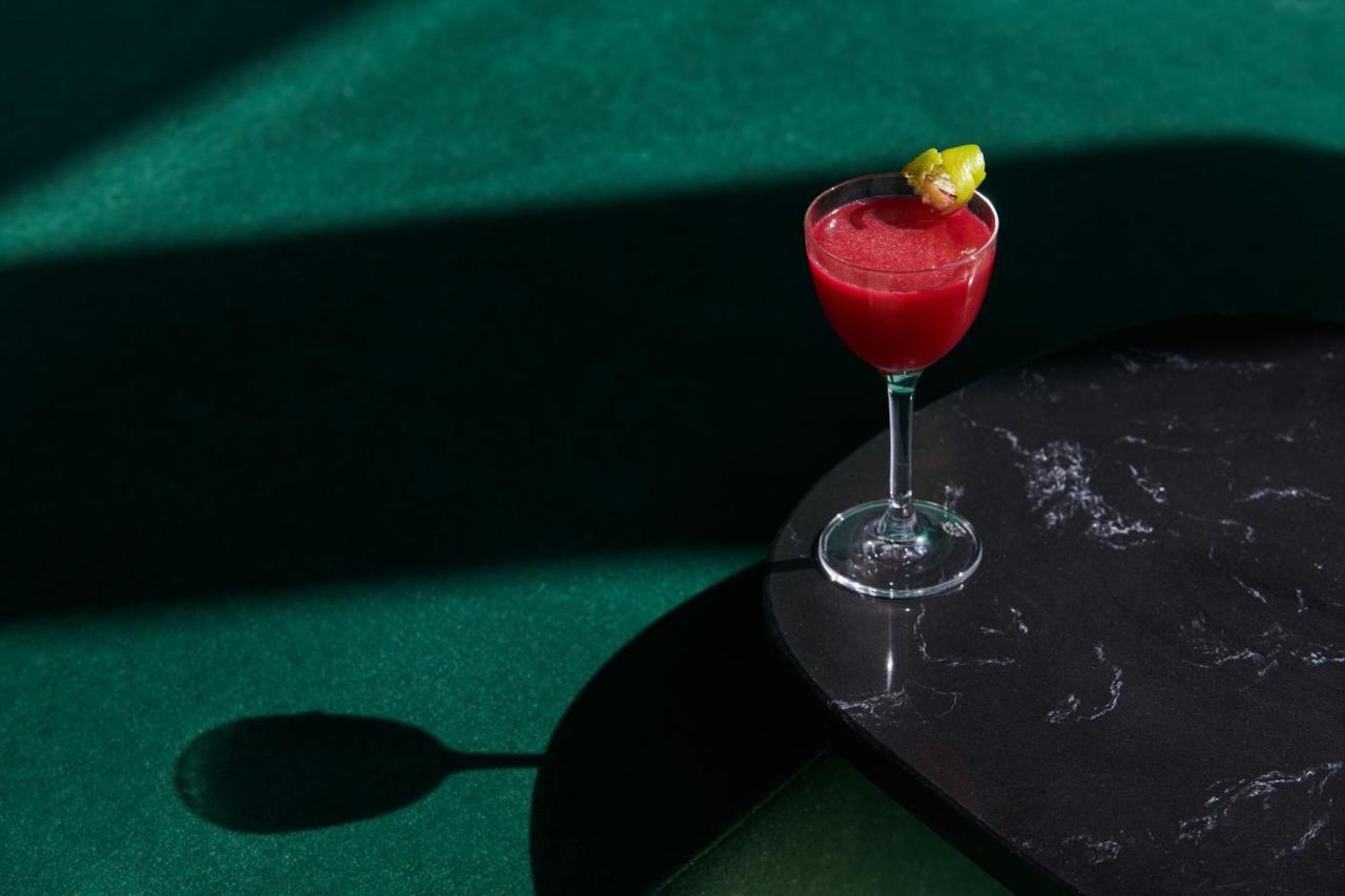 The Westin London City エクステリア 写真 A Clover Club cocktail