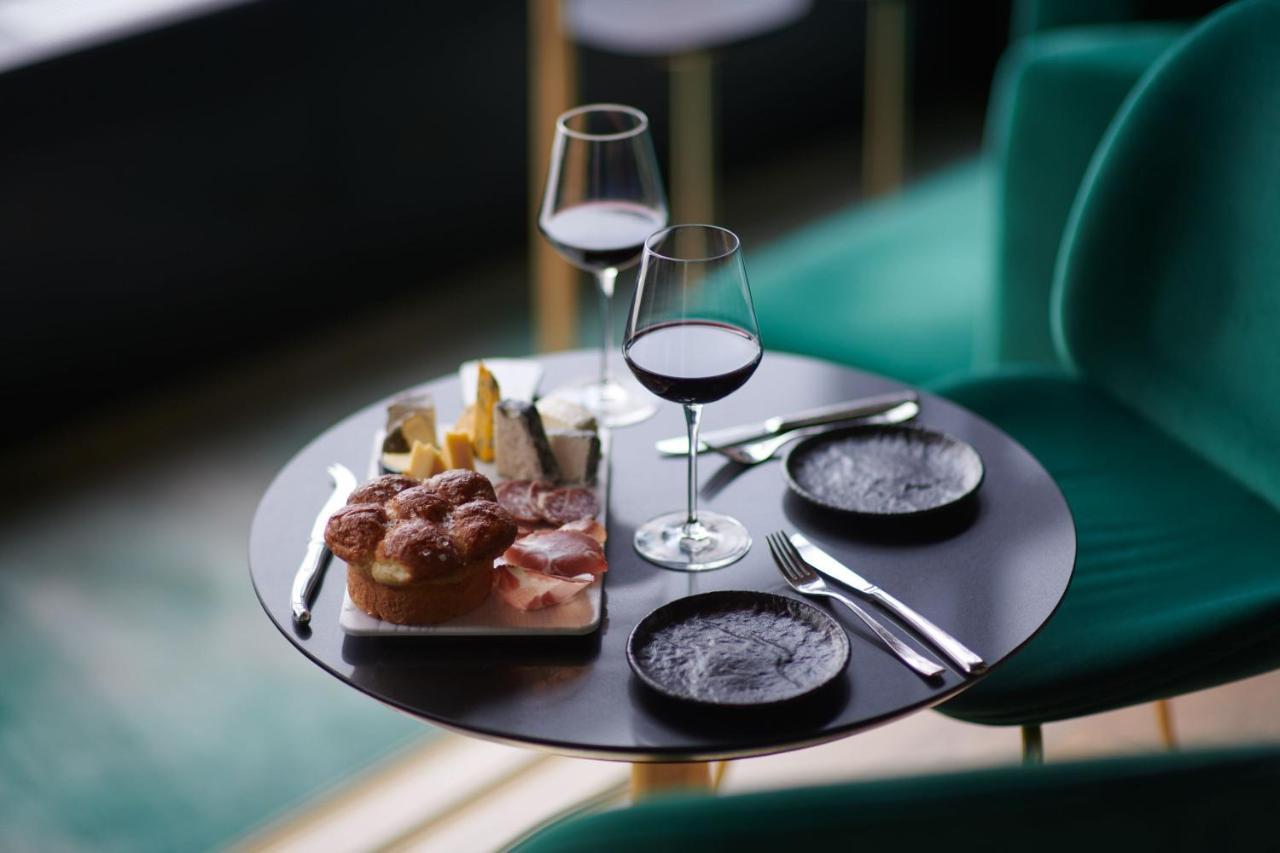 The Westin London City エクステリア 写真 A wine tasting at the Wine & Culinary Institute