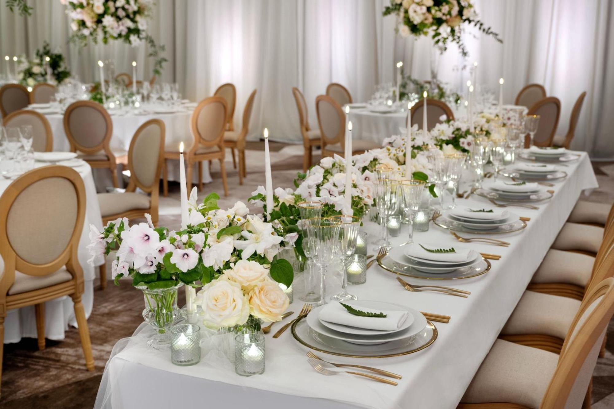 The Westin London City エクステリア 写真 A table set for a wedding reception