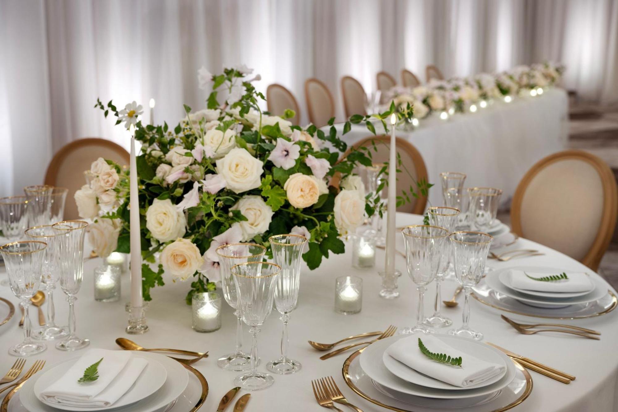 The Westin London City エクステリア 写真 A table set for a wedding reception