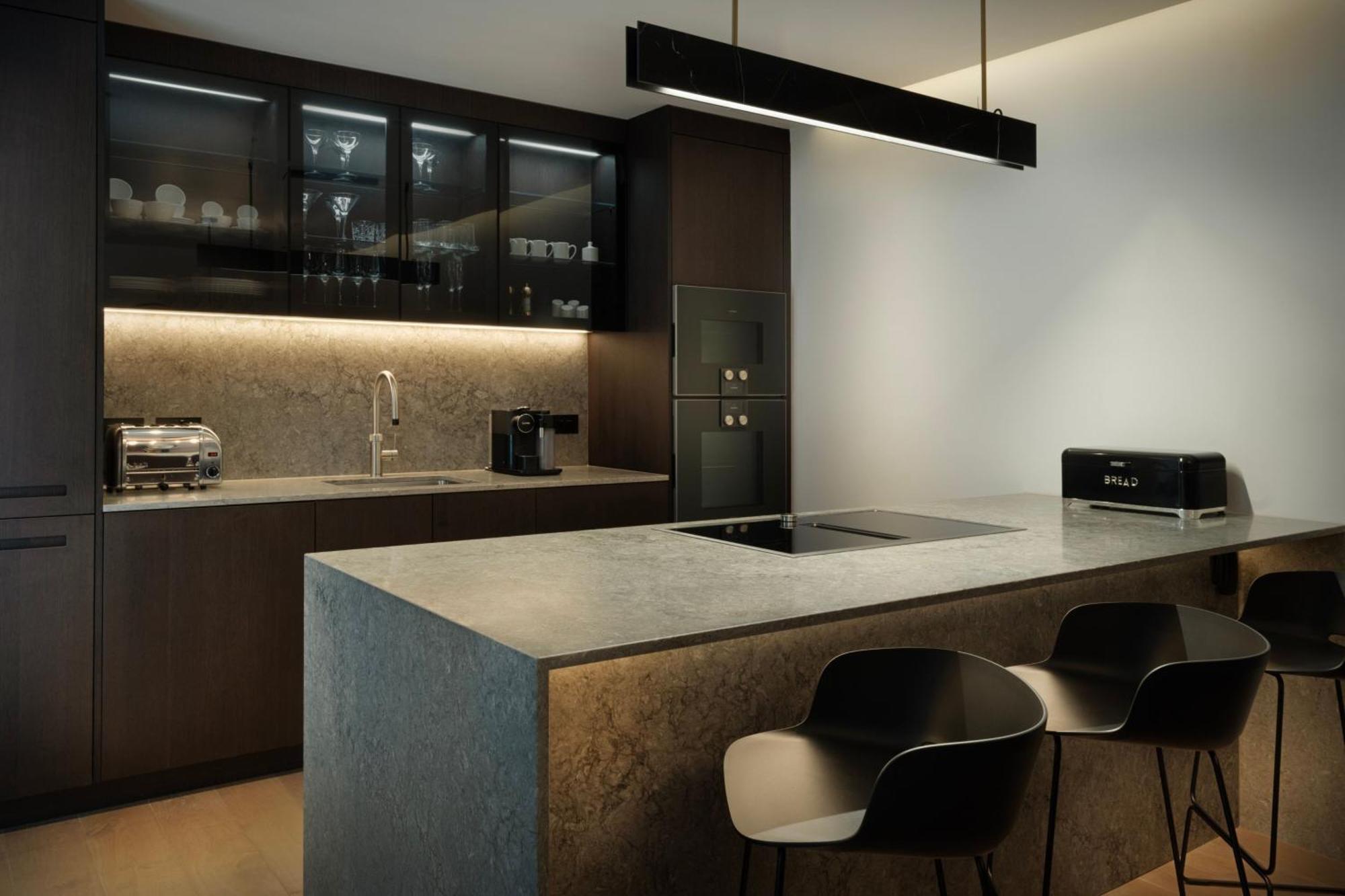The Westin London City エクステリア 写真 A kitchen with a linear pendant light